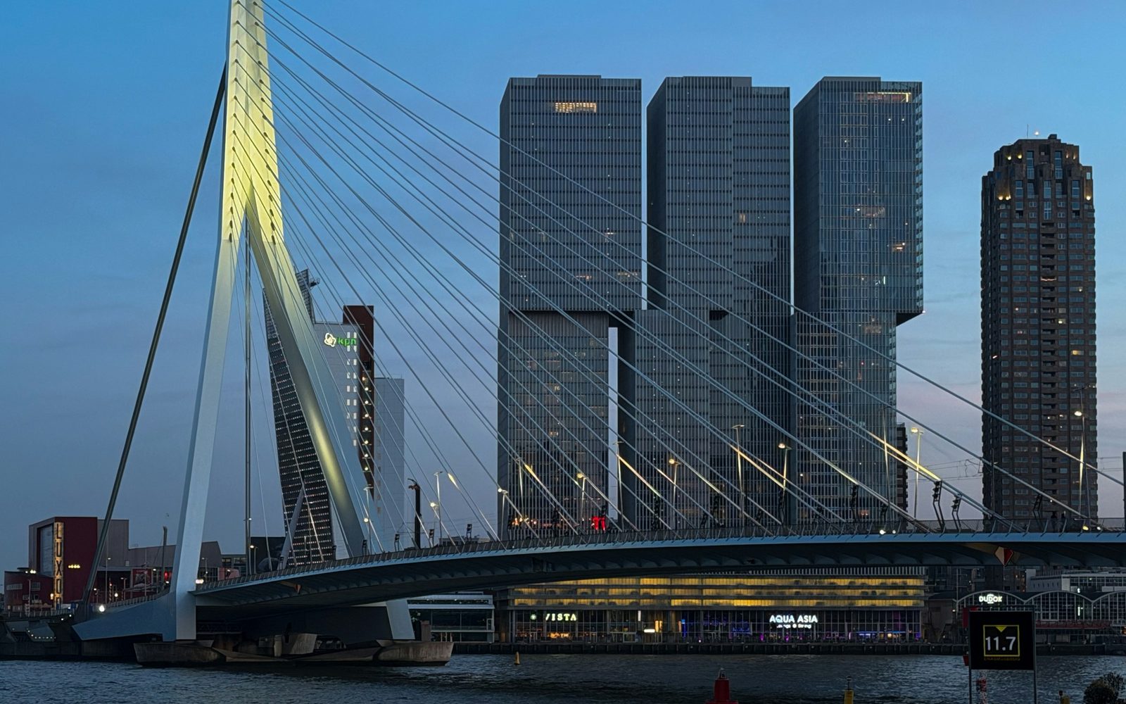 Moderne Hochhausarchitektur und Schrägseilbrücke in der Abenddämmerung